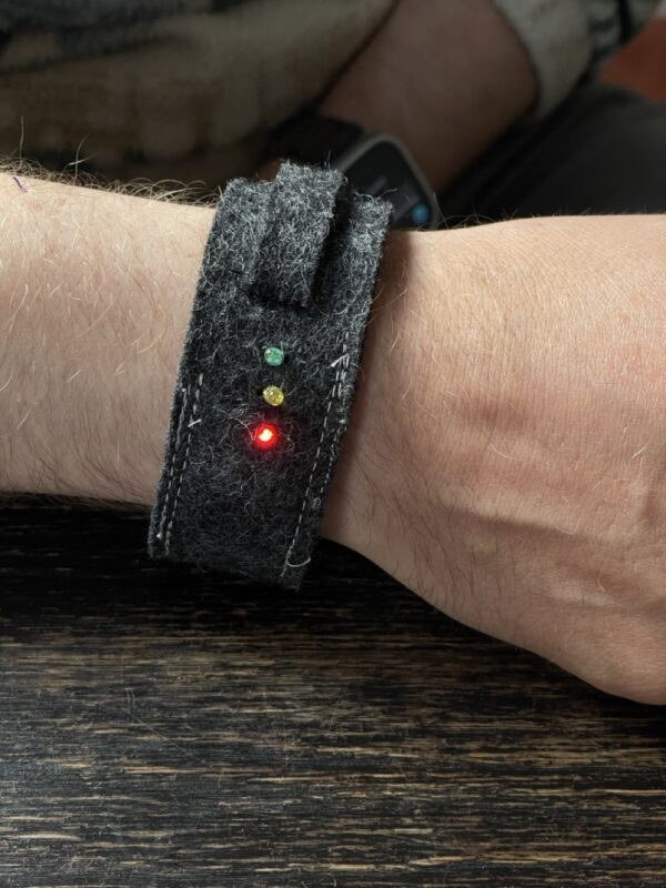 02 Textilien Gruppe 07 “Stimmungs-Armband”