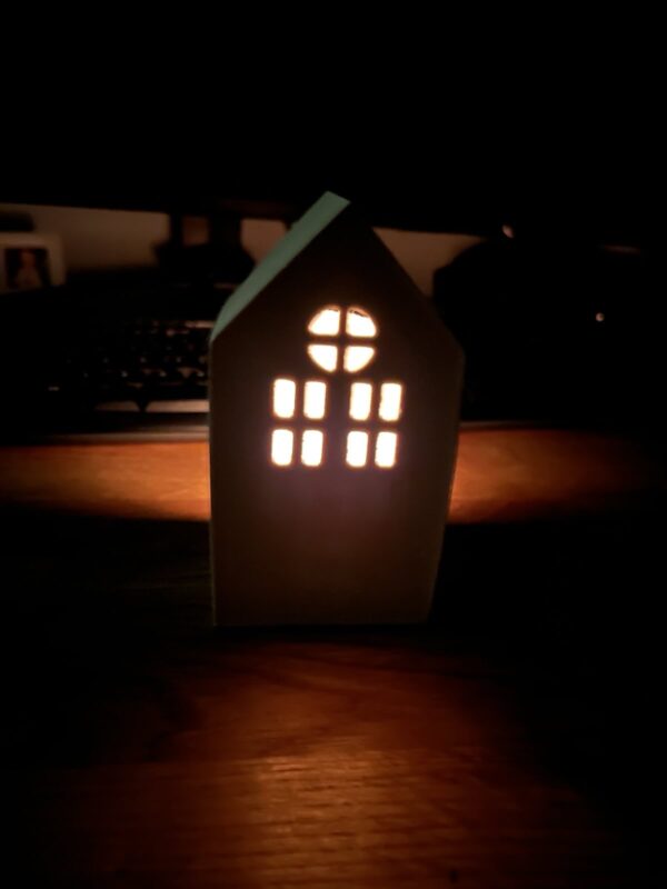 Gruppe 5: Lichterspiel in einem selbstgegossenen Haus